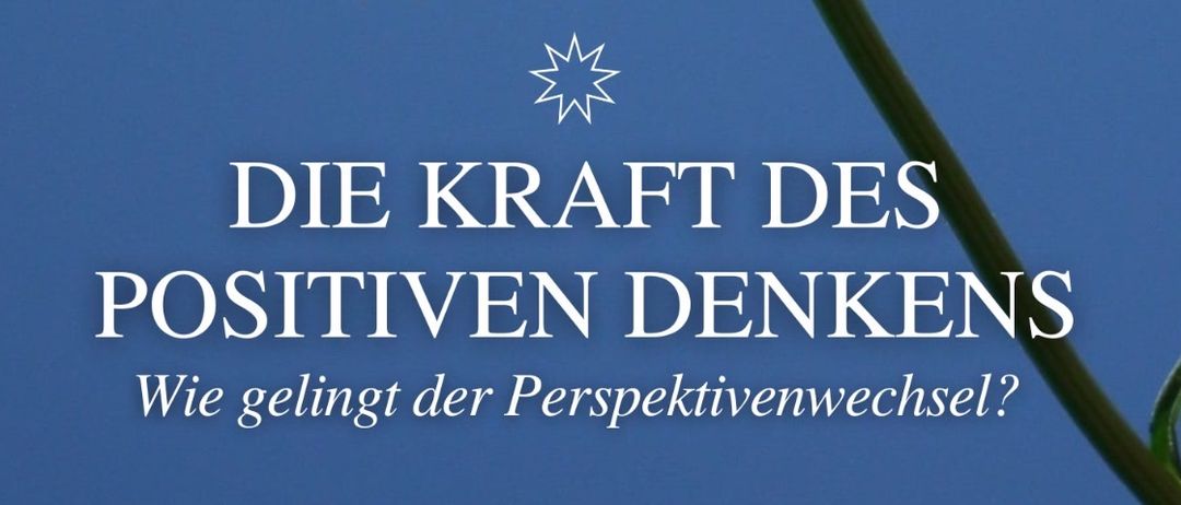 Poster mit einer weißen Gänseblume vor blauem Hintergrund. Es steht 'Die Kraft des positiven Denkens' und beinhaltet Datum und Ort einer Veranstaltung.