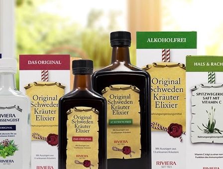 Eine Sammlung von Flaschen mit Kräuterelixieren, einschließlich Original Schweden Kräuter Elixir, Original Kräuter Elixir und Riviera Melissengeist, vor einem verschwommenen Hintergrund ausgestellt.