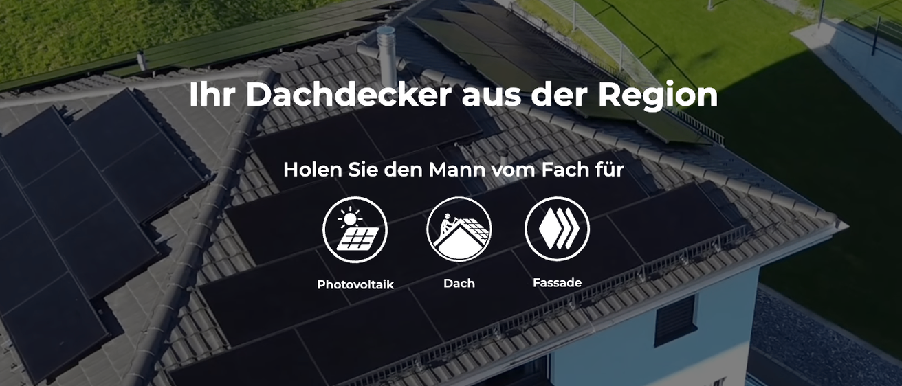 Werbung für ein Dachdeckerunternehmen. Es zeigt ein Dach mit Solarpanelen, einen Dachdecker und ein Haus. Es heißt, mieten Sie den Experten für Photovoltaik, Dach und Fassade.