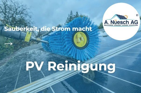 Ein Werkzeug reinigt ein Solarpanel mit dem Slogan Sauberkeit, die Strom macht und PV Reinigung.