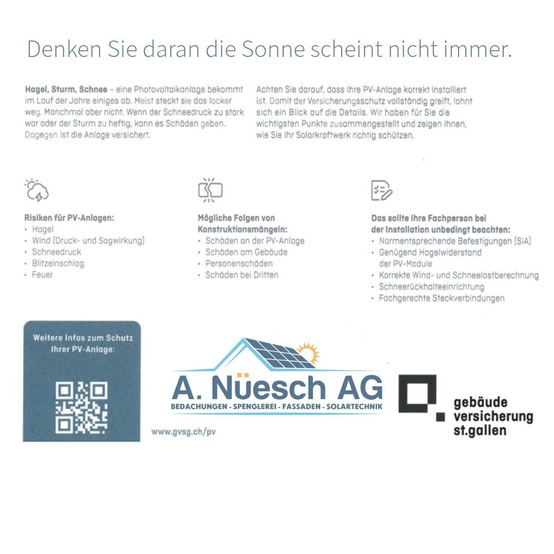 Ein Infografik erklärt Risiken und Folgen von PV-Systemen und empfiehlt eine professionelle Installation. Es werden potenzielle Gefahren wie Hagel, Wind und Blitzschlag sowie die Bedeutung wetterfester Komponenten und professioneller Installation aufgeführt. Ein QR-Code bietet weitere Informationen.