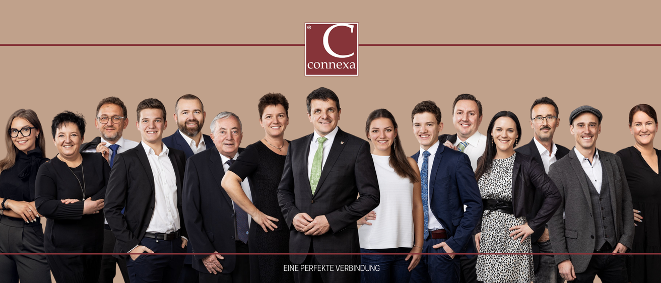 Eine Gruppe von Geschäftsleuten in Anzug und Krawatte, die zusammenstehen, mit einem Logo von Connexa oben.