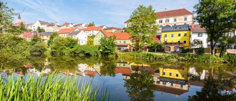 Bild enthält, Nature, Outdoors, Scenery, Neighborhood, Pond, Water, Waterfront, Building, Suburb, Lake