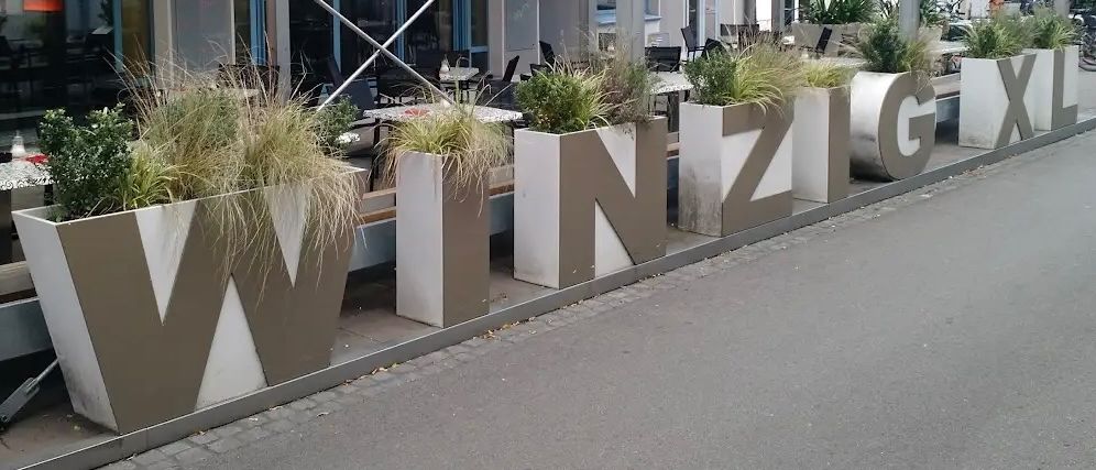 Bild enthält, Plant, Potted Plant, Planter, Urban, Person, Housing, Interior Design, City, Bicycle, House