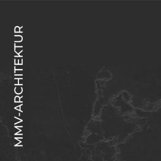 Ein schwarzer Hintergrund mit dem Text 'MMV-ARCHITEKTUR' in weißer Schrift, mit einem schattigen Umriss einer Karte im Hintergrund.