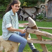 Bild enthält, Person, Sitting, Boy, Male, Teen, Wood, Pants, Axe, Woodworking, Outdoors