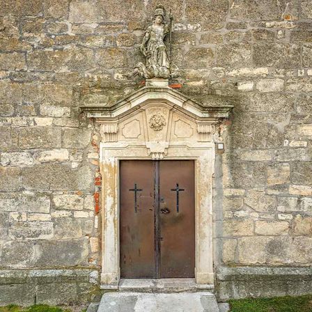 Bild enthält, Arch, Gothic Arch, Tomb, Door, Gravestone, Person, Outdoors