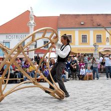 Bild enthält, People, Person, Adult, Male, Man, Performer, Solo Performance, Jeans, Dancing