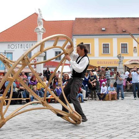 Bild enthält, People, Person, Adult, Male, Man, Performer, Solo Performance, Jeans, Dancing