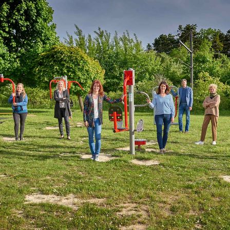 Bild enthält, Person, Female, Girl, Teen, People, Grass, Shoe, Jeans, Coat, Jacket
