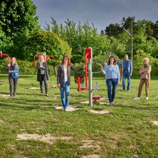 Bild enthält, Person, Female, Girl, Teen, People, Grass, Shoe, Jeans, Coat, Jacket