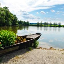 Bild enthält, Nature, Outdoors, Scenery, Vegetation, Landscape, Pond, Water, Lake, Lakefront, Boat