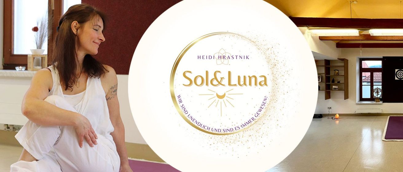 Ein leerer Raum mit einem goldenen Logo für Sol&Luna, das Sonne und Mond zeigt und den Text 'Heidi Hraslnik'. Der Raum hat weiße Böden, eine hölzerne Decke, Regale und ein Fenster.