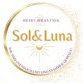 Ein kreisförmiges Logo mit 'Sol&Luna' in goldener Schrift, das eine Sonne und einen Mond mit Strahlen zeigt, umgeben von einem goldenen Rand und goldenen Funken auf weißem Hintergrund.