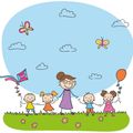 Eine fröhliche Illustration einer Frau mit Brille, die mit vier Kindern Händchen hält, ein Drachen und einen Ballon fliegen lässt, unter einem blauen Himmel mit Wolken und Schmetterlingen.