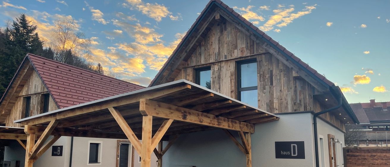 Bild enthält, Indoors, Interior Design, Wood, Hardwood, Stained Wood, Housing, Outdoors, House, Gothic Arch, Nature