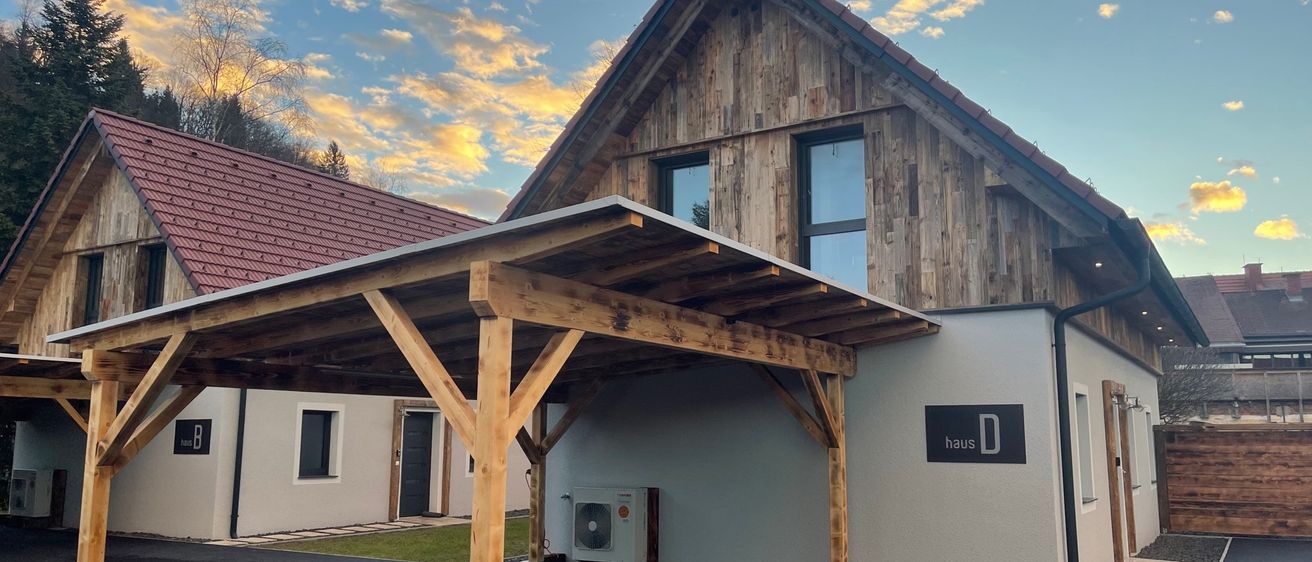 Bild enthält, Indoors, Interior Design, Wood, Hardwood, Stained Wood, Housing, Outdoors, House, Gothic Arch, Nature