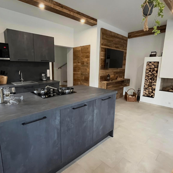 Bild enthält, Indoors, Interior Design, Floor, Kitchen, Home Decor