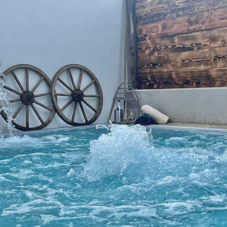 Bild enthält, Machine, Wheel, Bathing, Indoors, Interior Design, Pool, Swimming Pool, Water, Spoke, Outdoors