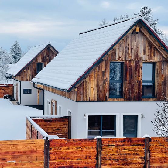 Bild enthält, Indoors, Interior Design, Wood, Hardwood, Stained Wood, Housing, Outdoors, Nature, House, Lamp