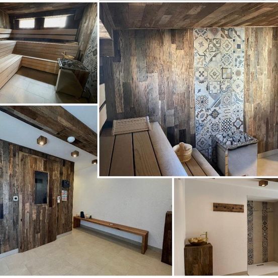 Eine Collage aus vier Bildern mit hölzernen Innenräumen. Das erste Bild zeigt eine Sauna mit Holzbänken und einem Ofen. Das zweite Bild zeigt eine Holzwand mit dekorativen Fliesen. Das dritte Bild zeigt eine Holzwand mit einer Bank und einem Fenster. Das vierte Bild zeigt ein Waschbecken und einen Wasserhahn auf einem Holzständer.