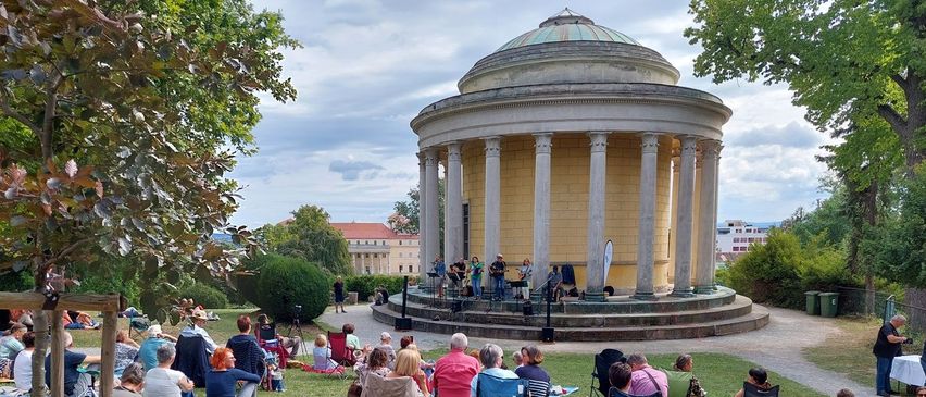 Bild enthält, Adult, Male, Man, Person, Child, Female, Girl, Landmark, Face, Thomas Jefferson Memorial