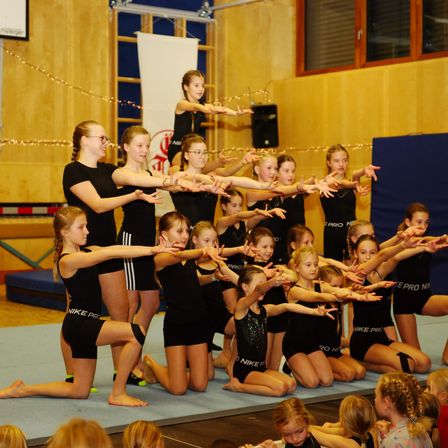 Bild enthält, People, Person, Acrobatic, Gymnast, Gymnastics, Adult, Female, Woman, Child, Girl