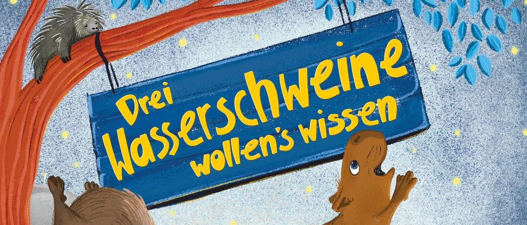 Eine Illustration von drei Bibern, einer auf dem Rücken eines Elefanten, ein weiterer springt und ein dritter sitzt. Ein Schild darüber lautet 'Drei Wasserschweine wissen'. Die Szene spielt unter einem Baum mit einem Mond am Himmel.