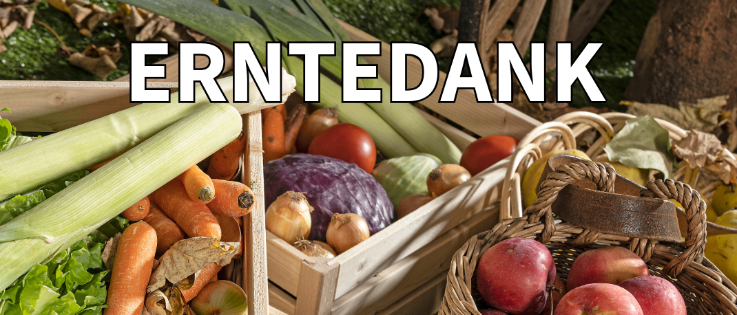 Ein Poster zeigt ein Erntedankfest am 12.10.2025 um 10 Uhr in der Pfarrkirche Iltz. Es enthält Körbe mit Äpfeln, Karotten und anderem Gemüse. Ein Holzwerkzeug liegt neben den Körben auf einem grünen Rasen.