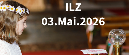 Ein junges Maedchen in einem weißen Kleid mit Gänseblümchen auf dem Kopf schaut auf den Eucharistietisch mit Brot und Wein am 03.Mai.2026.