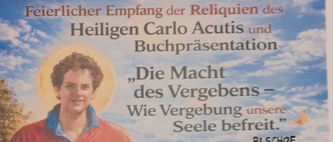 Ein Plakat für eine Veranstaltung mit einem jungen Mann, einem Priester und einer Kirche. Es steht 'Die Macht des Vergebens - wie Vergebung unsere Seele befreit.' Es gibt ein Foto eines Priesters, Bücher und Kerzen. Die Veranstaltung ist am 26. März um 18:00 Heilige Messe und 19:00 Buchpräsentation.