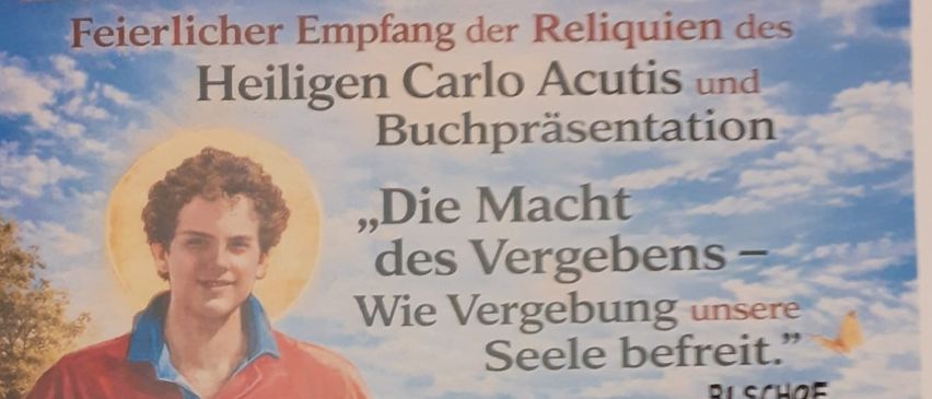 Ein Plakat für eine Veranstaltung mit einem jungen Mann, einem Priester und einer Kirche. Es steht 'Die Macht des Vergebens - wie Vergebung unsere Seele befreit.' Es gibt ein Foto eines Priesters, Bücher und Kerzen. Die Veranstaltung ist am 26. März um 18:00 Heilige Messe und 19:00 Buchpräsentation.