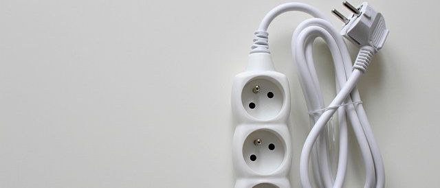 Bild enthält, Adapter, Electronics, Plug, Electrical Device, Electrical Outlet