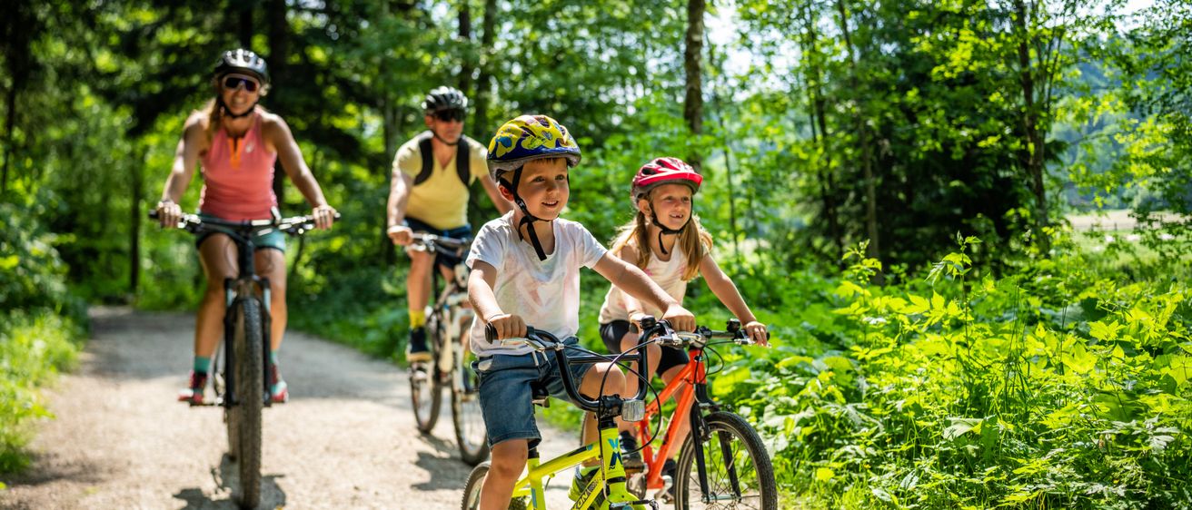Bild enthält, Helmet, Bicycle, Cycling, Person, Vehicle, Child, Female, Girl, Wheel, Face
