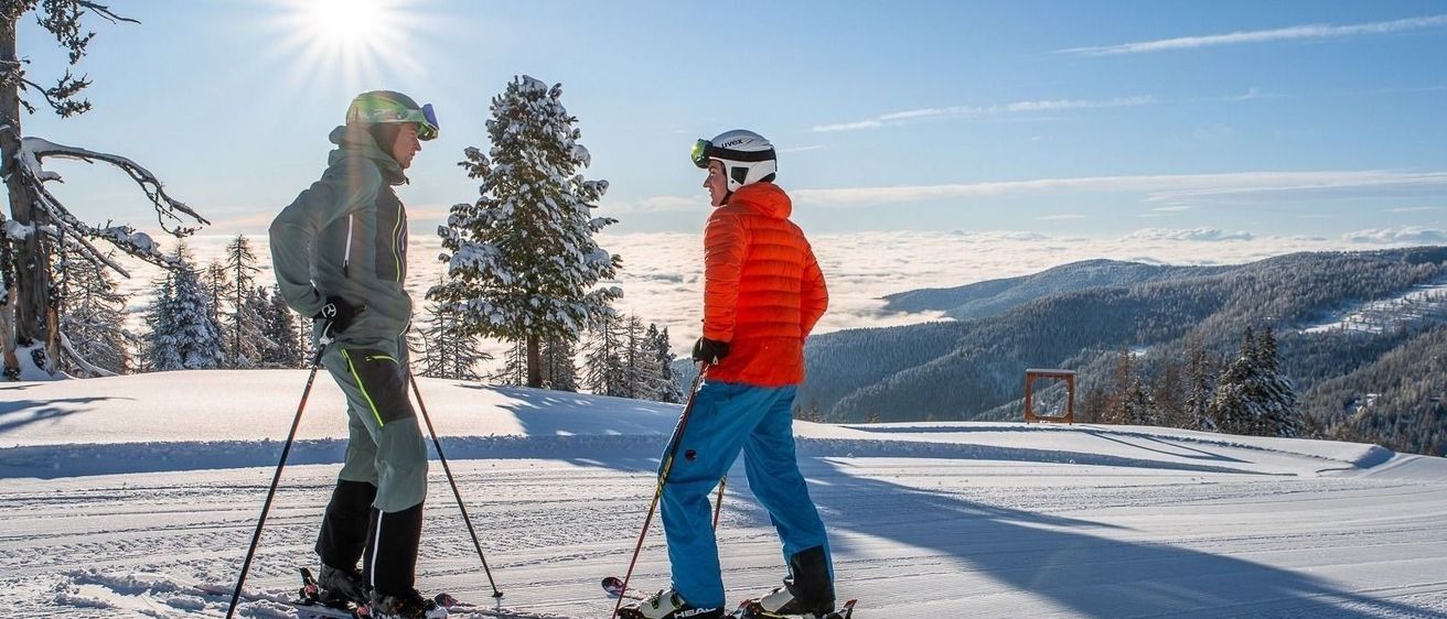 Bild enthält, Nature, Outdoors, Clothing, Glove, Snow, Person, Skiing, Sport, Helmet, Shoe