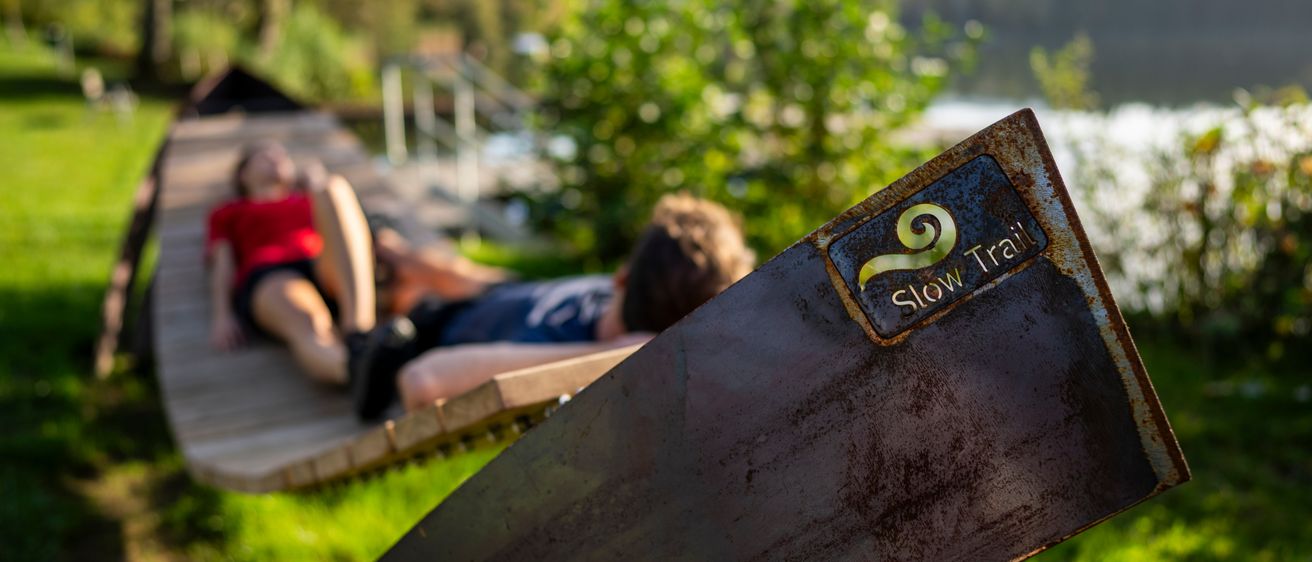 Bild enthält, Shorts, Boy, Child, Male, Person, Grass, Bench, Furniture, Outdoors, Nature