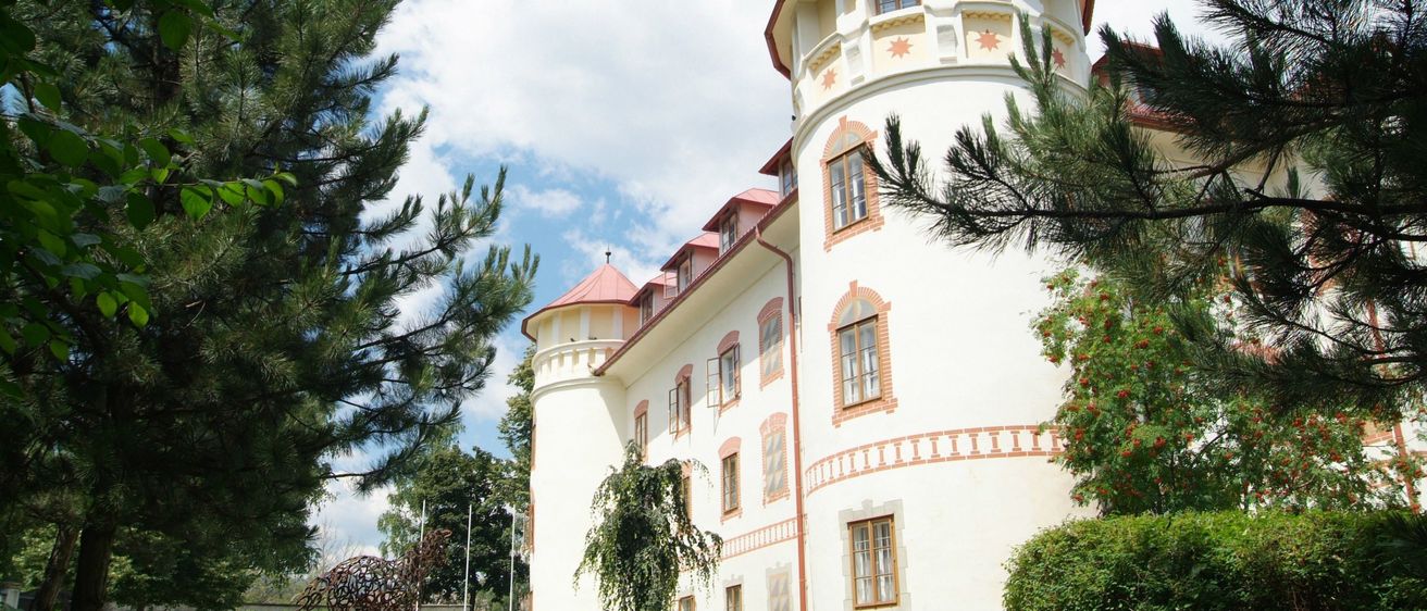 Bild enthält, Grass, Tree, Building, Housing, Villa, Lawn, Fir, Conifer, Giraffe, Resort