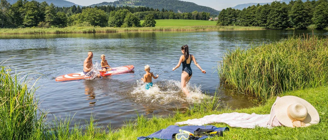 Bild enthält, Nature, Outdoors, Scenery, Person, Swimming, Water, Summer, Shorts, Swimwear, Lake