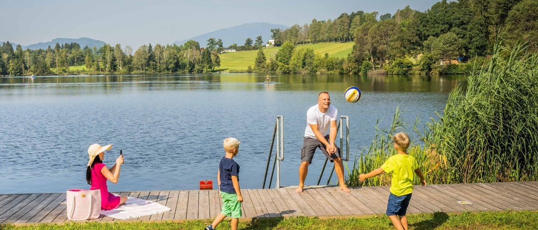 Bild enthält, Nature, Outdoors, Scenery, Lakefront, Volleyball (Ball), Person, Boy, Child, Male, Man