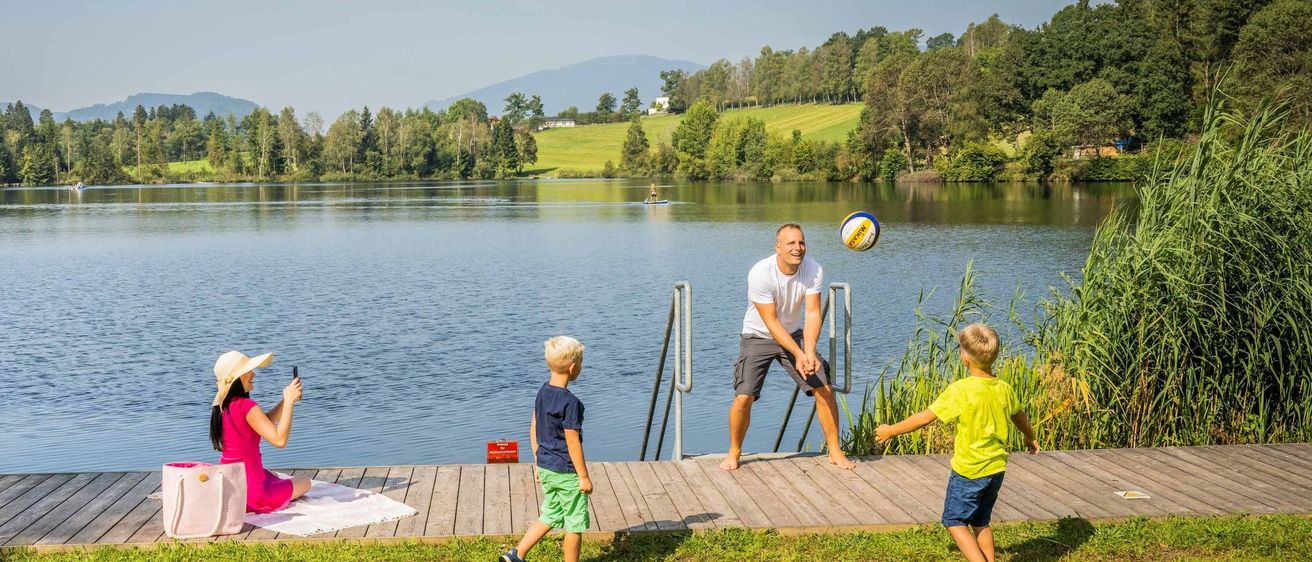 Bild enthält, Nature, Outdoors, Scenery, Lakefront, Volleyball (Ball), Person, Boy, Child, Male, Man