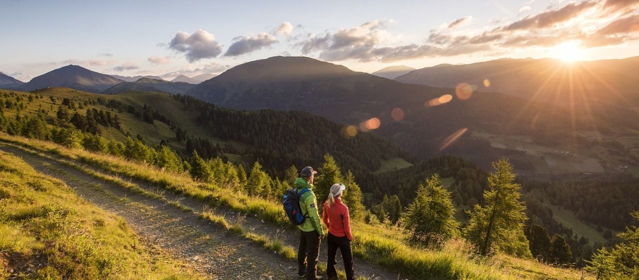 Bild enthält, Hiking, Nature, Outdoors, Person, Bag, Walking, Sky, Backpack, Path, Backpacking