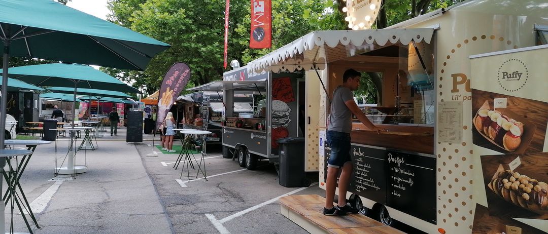 Bild enthält, Shorts, Person, Truck, Vehicle, Adult, Male, Man, Food Truck, Wheel, Car