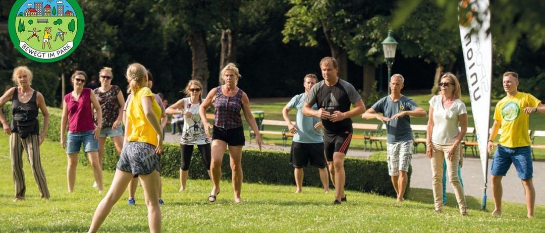 Bild enthält, Person, Walking, People, Grass, Adult, Male, Man, Boy, Teen, Woman