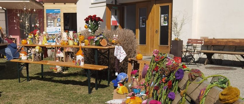 Bild enthält, Flower, Flower Arrangement, Flower Bouquet, Bench, Potted Plant, People, Person, Sunflower, Neighborhood, Handbag
