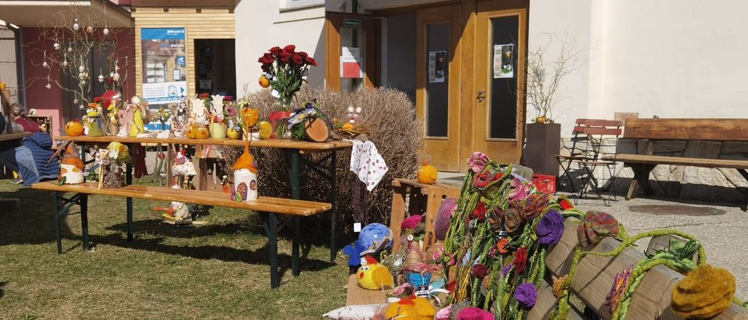 Bild enthält, Flower, Flower Arrangement, Flower Bouquet, Bench, Potted Plant, People, Person, Sunflower, Neighborhood, Handbag