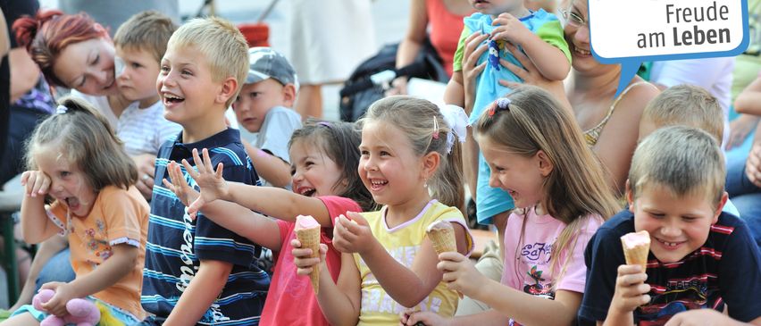 Bild enthält, Finger, Person, Child, Female, Girl, People, Adult, Woman, Handbag, Boy