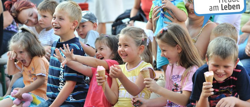 Bild enthält, Finger, Person, Child, Female, Girl, People, Adult, Woman, Handbag, Boy