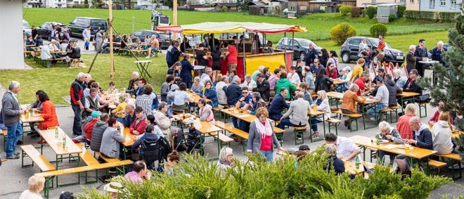 Bild enthält, Restaurant, Cafeteria, Grass, Person, Concert, Urban, Car, People, Outdoors, Nature