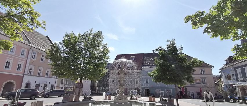 Bild enthält, Fountain, Water, Neighborhood, City, Urban, Building, Walkway, Car, Tree, Wheel