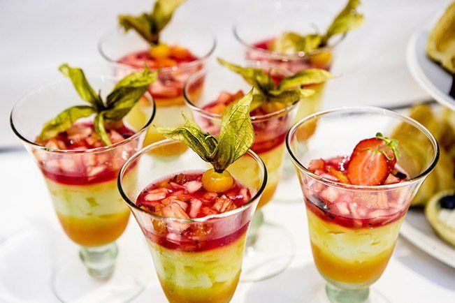 Bild enthält, Food, Food Presentation, Cream, Dessert, Mousse, Beverage, Soda, Sundae